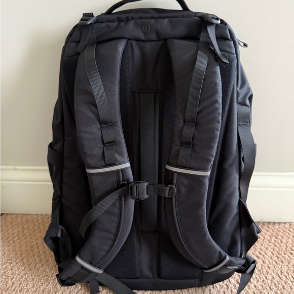lululemon athletica Triple-Zip Backpack 28L - Picture 6 of 9
